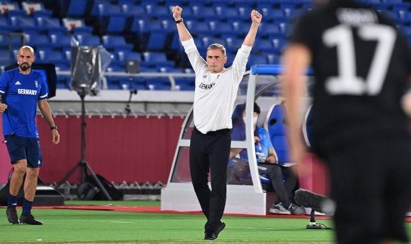 澳门新葡京娱乐城app-德国国奥10打11险胜仍不足喜，队长克鲁泽求婚添喜