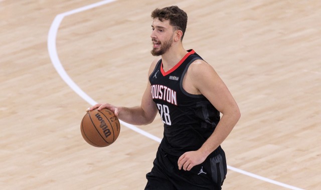 效率是真低！申京上半场11中4得到8分10板1助 罚球2中0