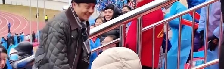 新葡京博彩官网-主持人汪涵在永州看足球赛！眼袋肿胀，胡子花白，岁月感挡不住