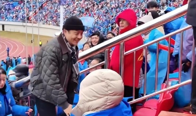 新葡京博彩官网-主持人汪涵在永州看足球赛！眼袋肿胀，胡子花白，岁月感挡不住