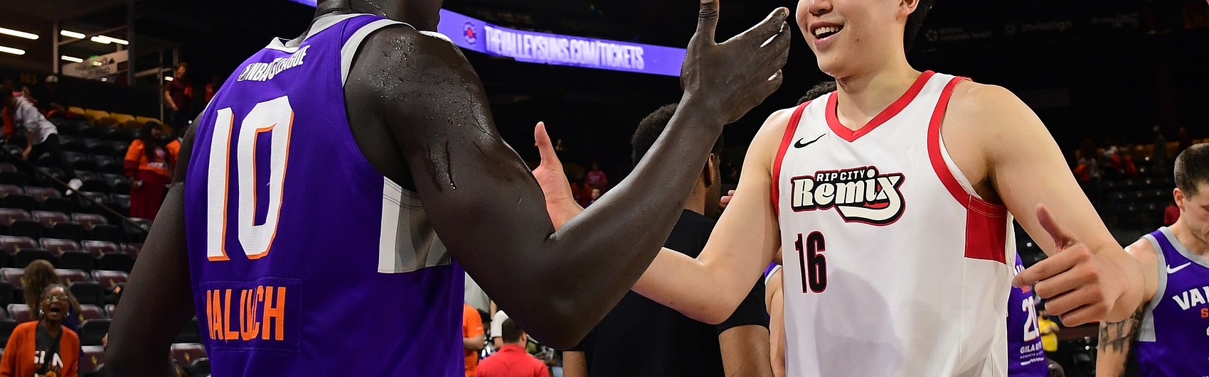 新葡京娱乐城官网-好兄弟境遇大不同！马卢阿奇29分01秒砍18分14板 杨瀚森打1分39秒